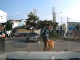 경북경찰, 보이스피싱범 검거 활약한 전직경찰관 택시기사에 포상(종합) 기사 이미지