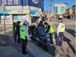 안동경찰서, 굉음유발 등 불법이륜차 합동 단속 실시 기사 이미지