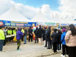 '꼭지 달린 청송사과 황금眞',, 이번엔 제주 대표 겨울축제인 최남단방어축제장 찾았더니  기사 이미지