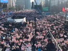 [속보] 윤석열 대통령 탄핵 반대(우리가 윤석열이다!) 국민들 광화문 꽉 채웠다 기사 이미지