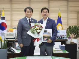 안동시의회 권기윤 문화복지위원장, 2025 한국사회를 빛낸 대한민국 충효대상, 의정부문 보훈단체 지원 '최우수 의정 공로대상' 수상 기사 이미지