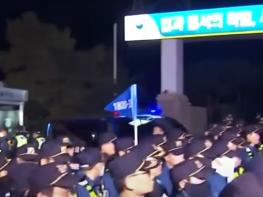 [[속보]] 법원, 尹 구속영장 발부- 재구속 "증거인멸 우려" 기사 이미지