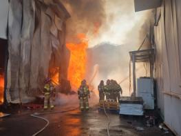 안동소방서, 안동시 일직면 정미공장 화재 신속 대응...  인명피해 없이 대형 화재 막았다 기사 이미지