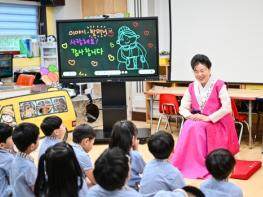 세대와 세대를 따뜻하게 잇는 K–할머니 무릎교육 기사 이미지