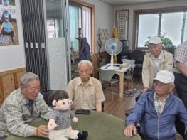 “ 경로당에 똑똑한 손주가 왔어요! ” - 영양군 입암면지역사회보장협의체, AI 돌봄 로봇 ‘효돌이’ 경로당 대여 개시 기사 이미지