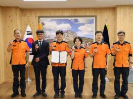 금복문화재단, 청송소방서 소방공무원 자녀에 장학증서 전하며 응원 기사 이미지